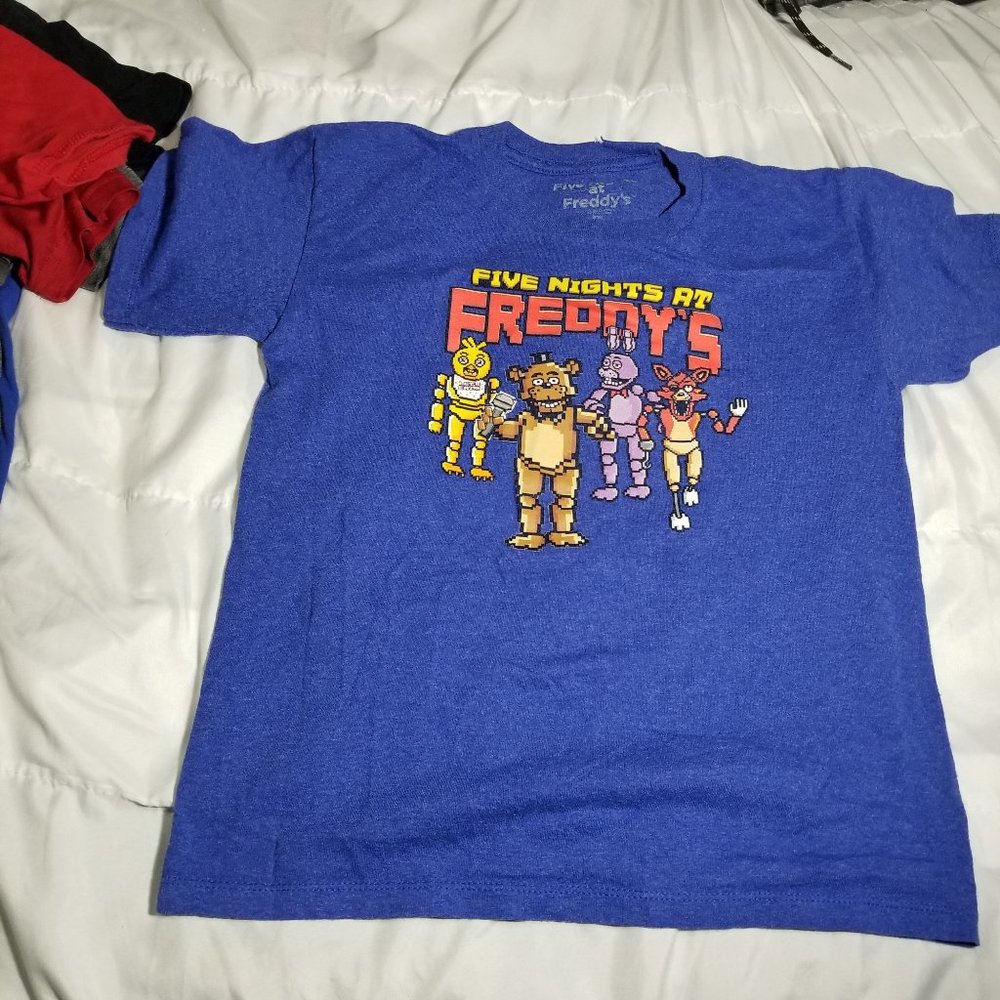 Five Nights at Freddy's youth tshirt size medium